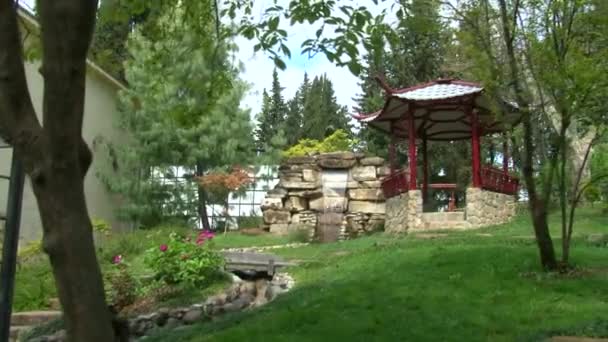 Panorama over de Japanse tuin in het arboretum — Stockvideo