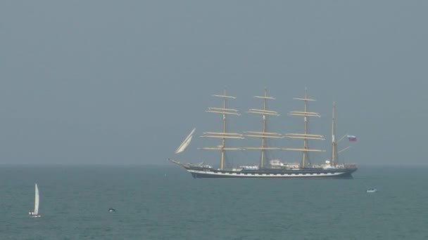 Barca a quattro alberi "Kruzenshtern" sta navigando nel Mar Nero — Video Stock