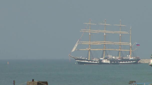 Cztery wózki Barka "Kruzenshtern" opuszcza port Soczi obok latarni morskiej nad Morzem Czarnym — Wideo stockowe
