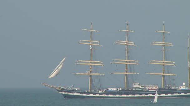 Barca a quattro alberi "Kruzenshtern" sta navigando nel Mar Nero — Video Stock