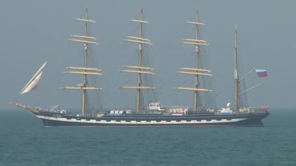 Barca de cuatro mástiles "Kruzenshtern" está navegando en el Mar Negro — Vídeo de stock