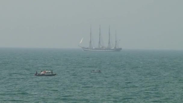 Четырехмачтовая барка "Крузенштерн" плавает по Черному морю — стоковое видео