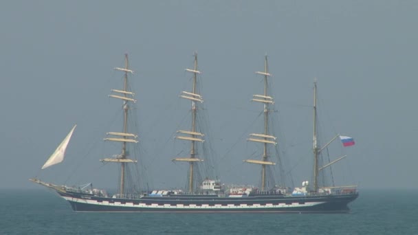 四桅"Kruzenshtern"在黑色的大海中航行 — 图库视频影像