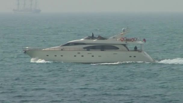 Atleti ai campi da vela galleggianti nelle acque della città di Sochi sul Mar Nero — Video Stock