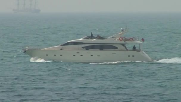 Athletes at the sailing courts floating in the waters of the city of Sochi on the Black Sea — Stock Video