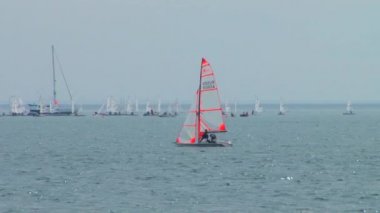 Yarış yat yelken spor Mayıs 2015'da Karadeniz Sochi şehir yakınındaki sporcularda rekabet mi