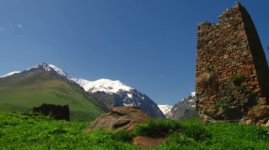 Ortaçağ Alp Köyü ana Caucasus dağ silsilesi içinde Kuzey Osetya-Alanya