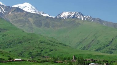 Ortaçağ Alp Köyü ana Caucasus dağ silsilesi içinde Kuzey Osetya-Alanya