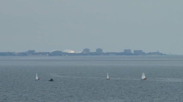 Yate de carreras es una competición de atletas en deportes de vela en fpril 2015 en el Mar Negro cerca de la ciudad de Sochi — Vídeo de stock