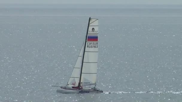 Yacht racing è una competizione di atleti in sport a vela in fpril 2015 nel Mar Nero vicino alla città di Sochi — Video Stock