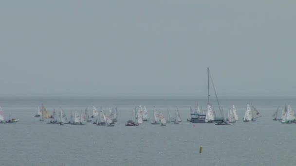 Yate de carreras es una competición de atletas en deportes de vela en fpril 2015 en el Mar Negro cerca de la ciudad de Sochi — Vídeo de stock