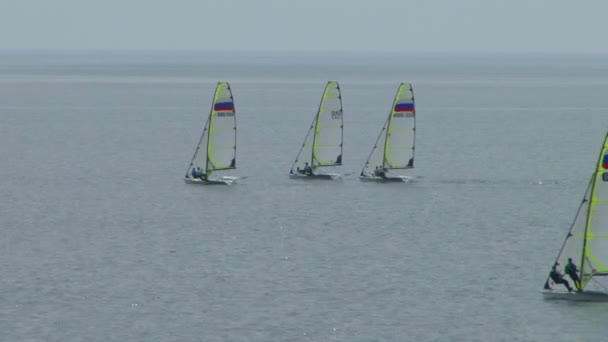 Yacht racing is een competitie van atleten in de zeilen sport in fpril 2015 in de Zwarte Zee in de buurt van de stad Sotsji — Stockvideo