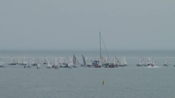 Yate de carreras es una competición de atletas en deportes de vela en fpril 2015 en el Mar Negro cerca de la ciudad de Sochi — Vídeos de Stock