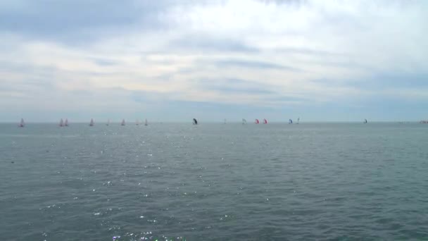 Kappsegling är en tävling av idrottare i segling sporter i maj 2015 i Svarta havet nära staden Sochi — Stockvideo