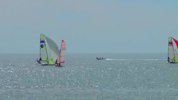 Kappsegling är en tävling av idrottare i segling sporter i maj 2015 i Svarta havet nära staden Sochi — Stockvideo