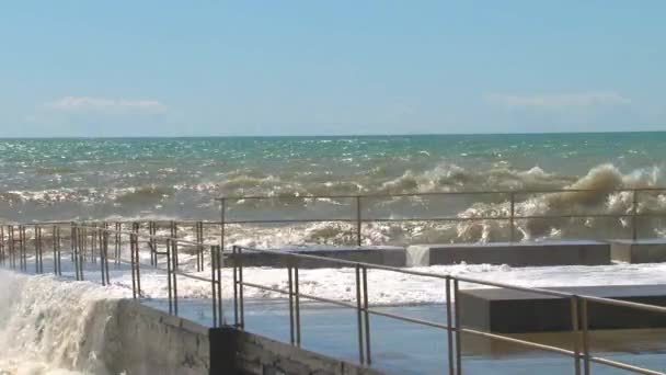 Våren storm på strandpromenaden i resort staden Sochi — Stockvideo