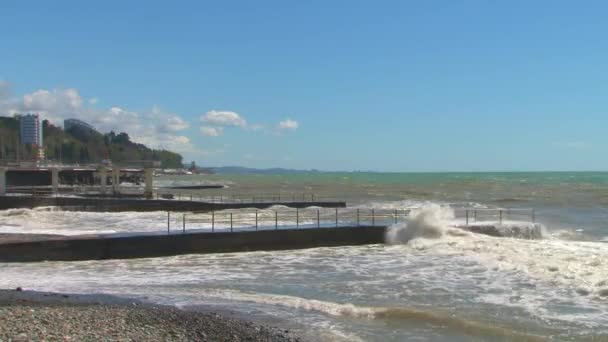 Tormenta de primavera en el paseo marítimo de la ciudad turística de Sochi — Vídeos de Stock