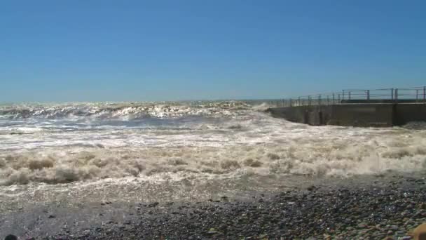 リゾートの都市ソチの海辺のプロムナード沿いの春の嵐 — ストック動画