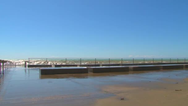 Tempête printanière sur la promenade maritime de la ville balnéaire de Sotchi — Video