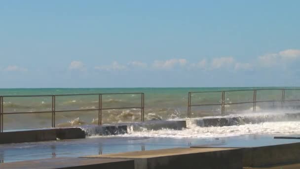 Jarní bouře na přímořské promenádě resort města Soči — Stock video