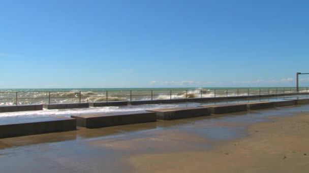 Tempête printanière sur la promenade maritime de la ville balnéaire de Sotchi — Video