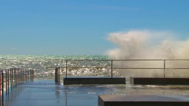 Tempestade de primavera no passeio marítimo da cidade resort de Sochi — Vídeo de Stock