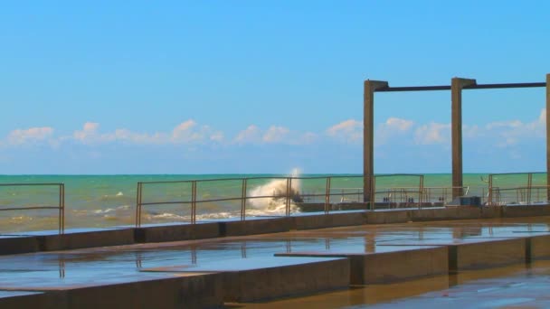 Tempestade de primavera no passeio marítimo da cidade resort de Sochi — Vídeo de Stock