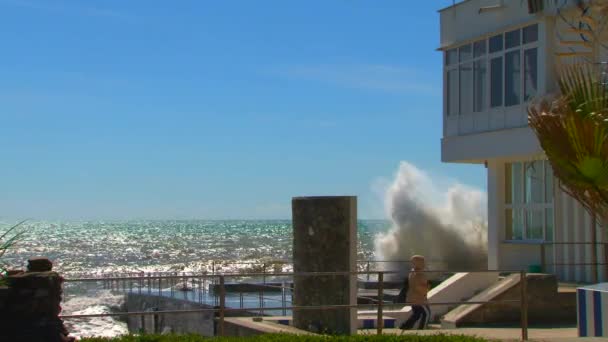 Tempête printanière sur la promenade maritime de la ville balnéaire de Sotchi — Video