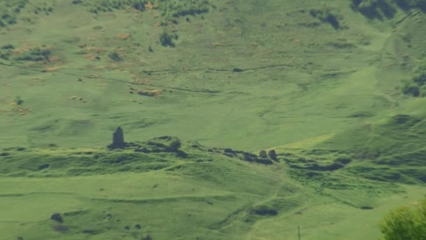 Középkori alpesi falu fő Caucasus hegység az Észak-Oszétia — Stock videók