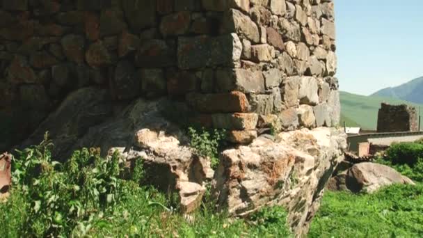 Ortaçağ Alp Köyü ana Caucasus dağ silsilesi içinde Kuzey Osetya-Alanya — Stok video