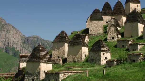 La ciudad medieval de los muertos en el pueblo de Dargavs en Osetia del Norte-Alania — Vídeos de Stock