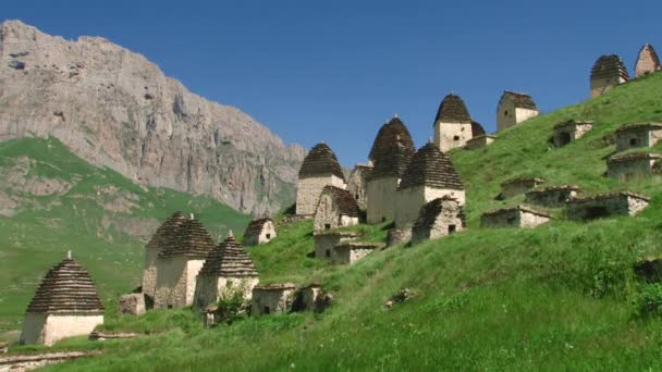 La ciudad medieval de los muertos en el pueblo de Dargavs en Osetia del Norte-Alania — Vídeo de stock