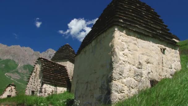 La ciudad medieval de los muertos en el pueblo de Dargavs en Osetia del Norte-Alania — Vídeos de Stock