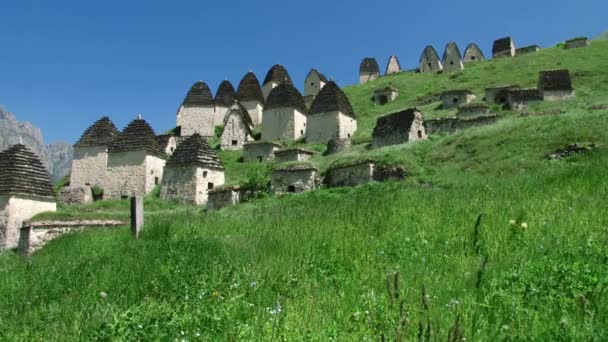 A cidade medieval dos mortos na aldeia de Dargavs na Ossétia do Norte-Alânia — Vídeo de Stock