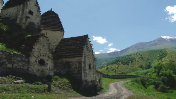 A cidade medieval dos mortos na aldeia de Dargavs na Ossétia do Norte-Alânia — Vídeo de Stock