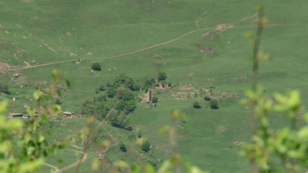 北オセチア ・ アラニアの中世のアルプスの村主なコーカサス山脈 — ストック動画