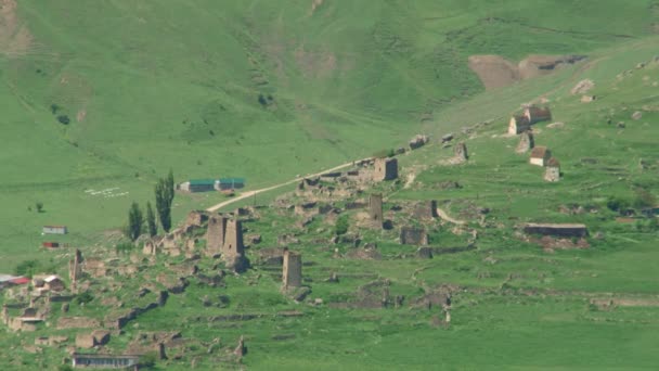 Aldeia Alpina medieval principal cordilheira do Cáucaso na Ossétia do Norte-Alânia — Vídeo de Stock