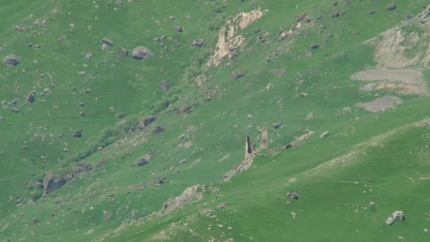 Middeleeuws Alpine dorp belangrijkste Caucasus bergketen in de Noord-Ossetië-Alanië — Stockvideo