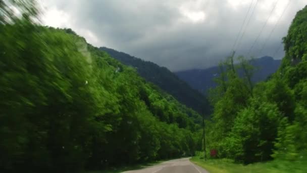 Un viaje a las carreteras montañosas de la República de Osetia del Norte-Alania , — Vídeos de Stock