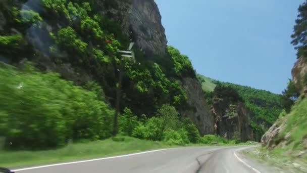 Uma viagem para as estradas montanhosas na República da Ossétia do Norte-Alânia , — Vídeo de Stock