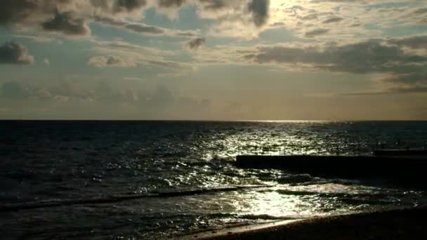 소 치의 도시 근처 검은 바다 풍경 — 비디오