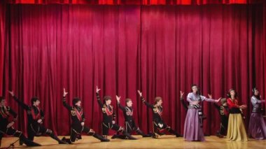 Çocuk dans topluluğu 