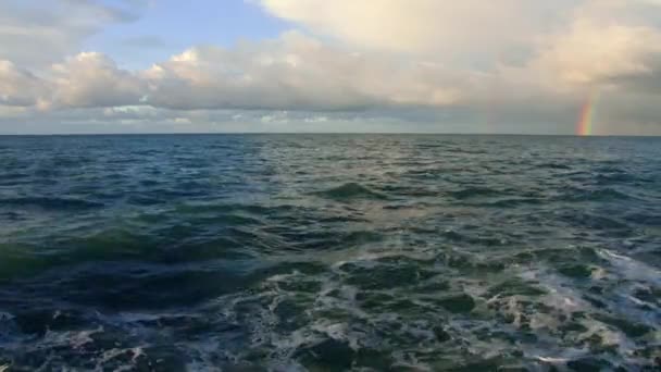 Regenbogen über dem schwarzen Meer — Stockvideo