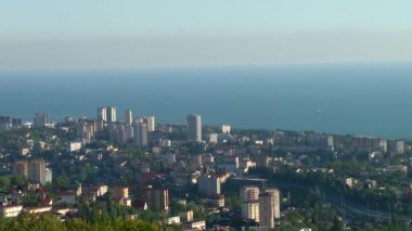 Panoramik manzaralarını sunan Sochi şehir ve çevresi Karadeniz üzerinde merkezi