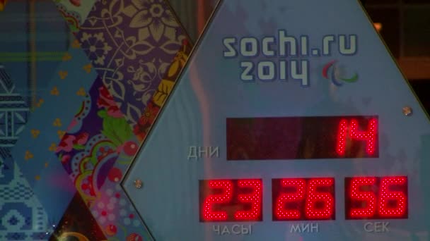 Nachtaufnahmen der Innenstadt von Sotschi während der Olympischen Spiele im Februar 2014 — Stockvideo