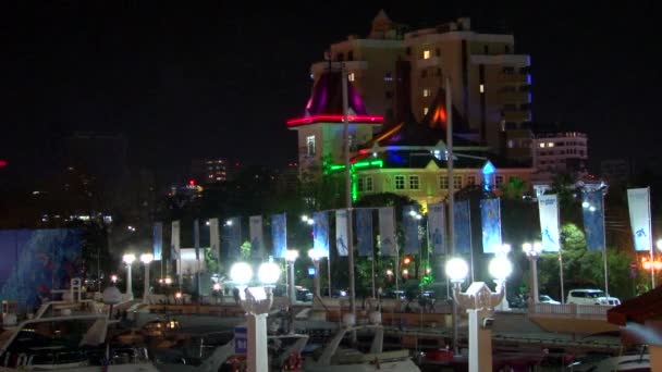 Ночные виды на центр Сочи во время Олимпийских игр в феврале 2014 года — стоковое видео