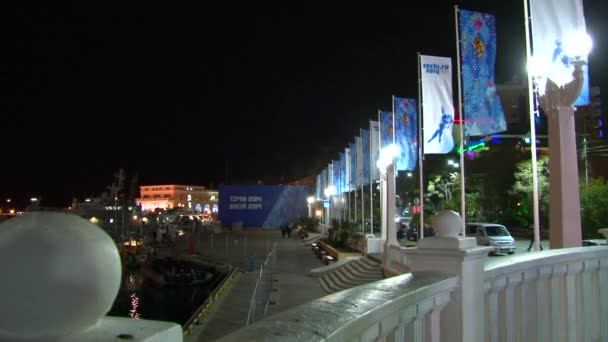 Nachtaufnahmen der Innenstadt von Sotschi während der Olympischen Spiele im Februar 2014 — Stockvideo