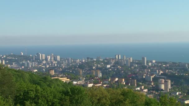 Panorámás kilátás nyílik a város Sochi és a környező terület a Fekete-tenger — Stock videók