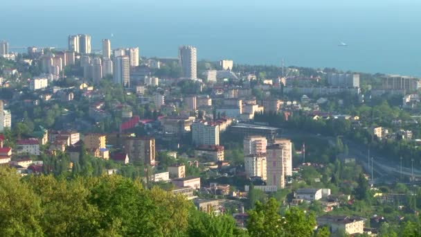 Panoramik manzaralarını sunan Sochi şehir ve çevresi Karadeniz üzerinde merkezi — Stok video