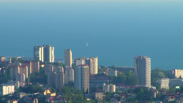 Panoramik manzaralarını sunan Sochi şehir ve çevresi Karadeniz üzerinde merkezi — Stok video